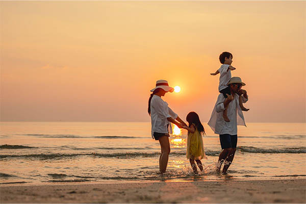 família em momento de lazer na praia brava em itajaí